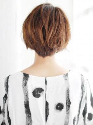毛先ニュアンスカールのショートスタイル