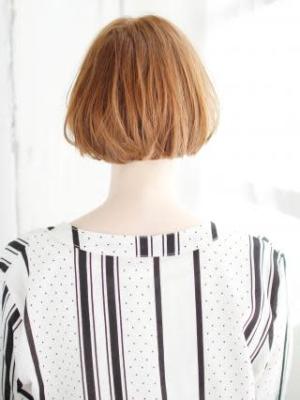 センターパートのニュアンスカールボブスタイル