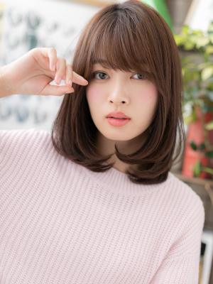 重めスタイルが大人かわいいワンカールミディ　厚めバング