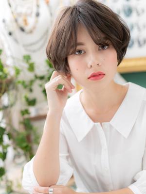 センターパートで抜け感…大人前下がりボブ　くせ毛風