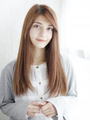 ナチュラルスタイリングのストレートスタイル