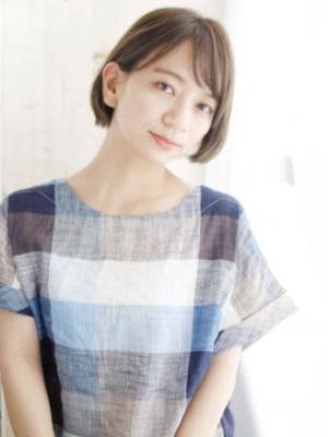 ツヤ感ベージュのボブスタイル