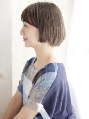 ツヤ感ベージュのボブスタイル