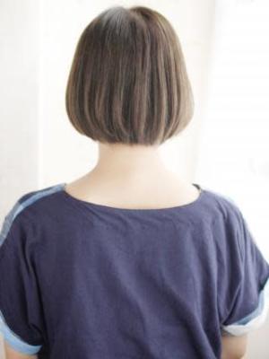 ツヤ感ベージュのボブスタイル