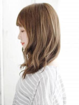 透け感バングのミックスカールスタイル