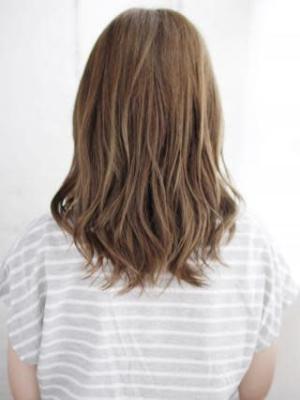 透け感バングのミックスカールスタイル