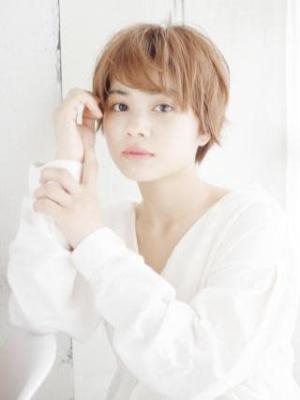 毛先ニュアンスカールのショートスタイル