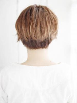 毛先ニュアンスカールのショートスタイル