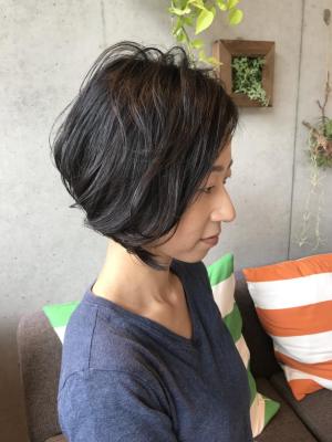 柔らかく揺れる前下がりショート