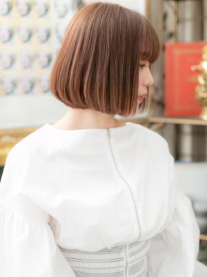 小顔前下がりワンカールボブストレート　厚めバング