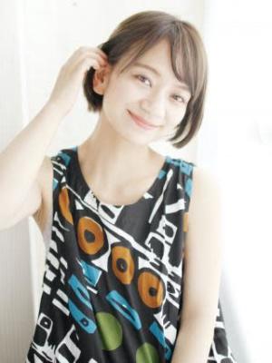 ツヤ感ベージュのボブスタイル