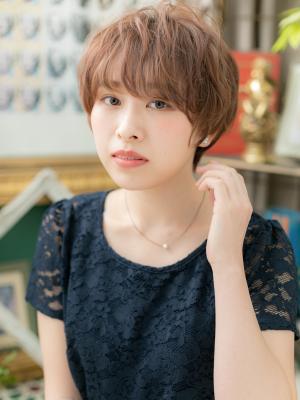 斜めバングで小顔くせ毛風ショートボブ シークレットハイライト 斜めバングで小顔くせ毛風ショートボブ シークレットハイライト