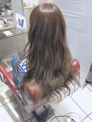 アッシュ強めのゆるふわヘアー