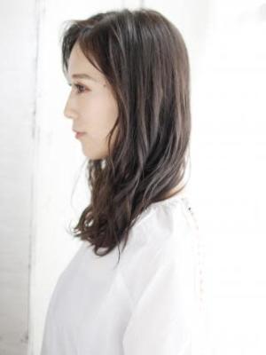 かきあげバングのセミウエットカールスタイル