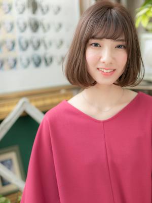 ナチュラルカラー前下がり小顔耳かけ大人ボブ　ロブ