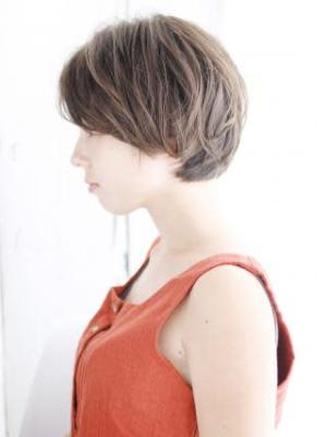 透け感かきあげバングのショートスタイル