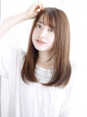 シースルーバングのナチュラルストレートスタイル