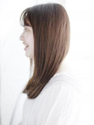シースルーバングのナチュラルストレートスタイル