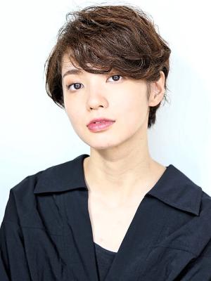 くせ毛をラフにスタイリング