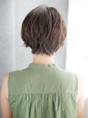 透け感かきあげバングのショートスタイル