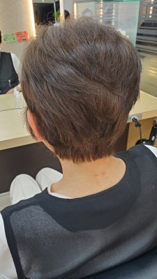 80代、頭の形をよく見せる若々しいショートカット