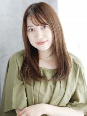 シースルーバングのナチュラルストレートスタイル