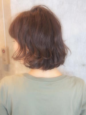 外ハネ×前下がりボブ