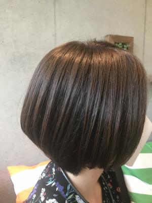 伸ばしかけでも、まとまるショートボブ