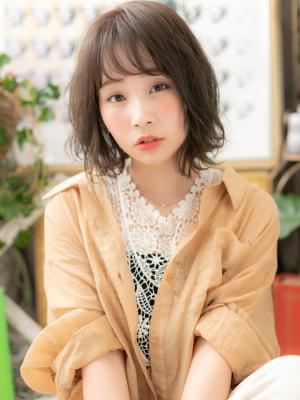 オリーブアッシュ斜めバングくせ毛風大人ボブ　ゆるふわ