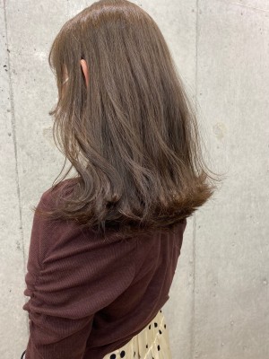 シースルー前髪ロングレイヤー抜け感ヘアベージュ系カラー２０代のイメージ画像