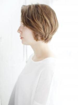 かきあげバングのショートボブスタイル