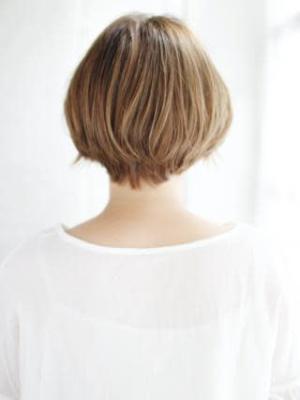 かきあげバングのショートボブスタイル
