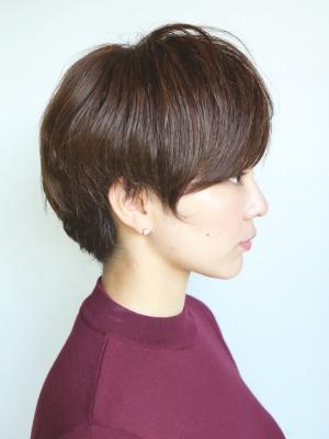 縦長シルエットが決め手のショートボブスタイル