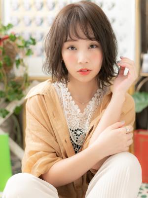 オリーブアッシュ斜めバングくせ毛風大人ボブ　抜け感ヘア