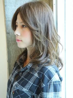 前髪長めのゆるふわセミディ