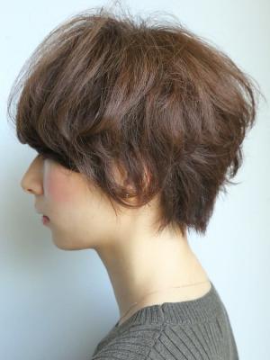 光に生えるショートスタイル