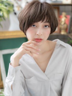 小顔レイヤーカットの黒髪大人ボブショート　シースルー前髪