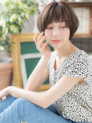 大人かわいいダークカラー前下がりショート　ショートバング