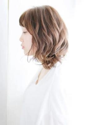 前髪ショートバングのミックスカールスタイル