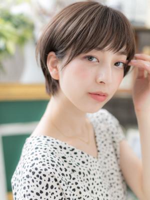 大人かわいいくすみカラー前下がりショート　マッシュショート