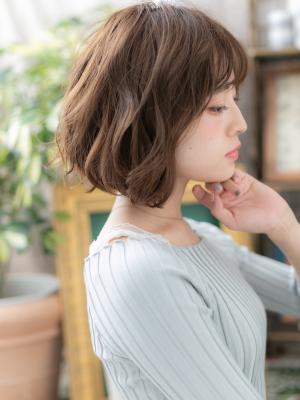 外国人風透け感ウェーブ小顔ゆるふわミディ　フェザーバング