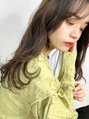 センターパートが可愛いお洒落ウエーブ