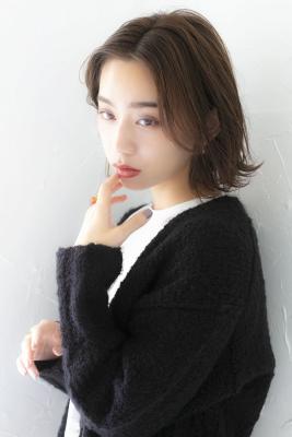 ナチュラル切りっぱなしボブタンバルモリフェザーバングスタイル