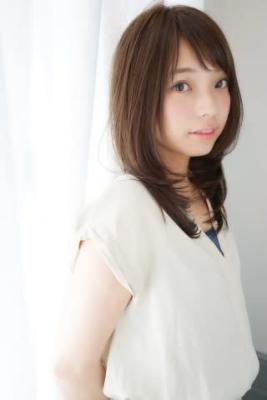 顔を包み込むような王道レイヤーミディ♪