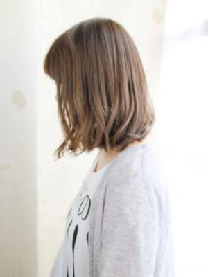 グレージュカラーのニュアンスカールスタイル