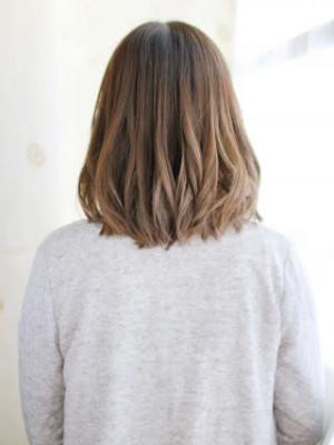 グレージュカラーのニュアンスカールスタイル