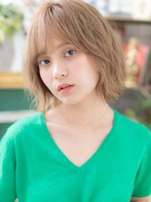 外国人風オリーブカラー前下がり外ハネミディ ハイライトカラー 外国人風オリーブカラー前下がり外ハネミディ ハイライトカラー