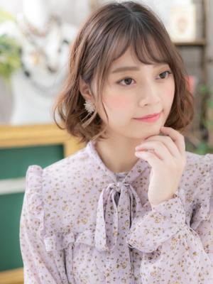 ラベンダー斜めバングくせ毛風小顔ふわミディ ココアベージュ ラベンダー斜めバングくせ毛風小顔ふわミディ ココアベージュのイメージ画像