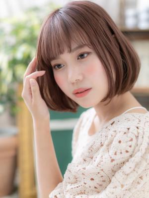 くすみピンク小顔切りっぱなし前下がりロブ ピンクベージュ くすみピンク小顔切りっぱなし前下がりロブ ピンクベージュのイメージ画像