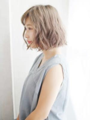 透け感ハイトーンのゆるカール 透け感ハイトーンのゆるカールのイメージ画像